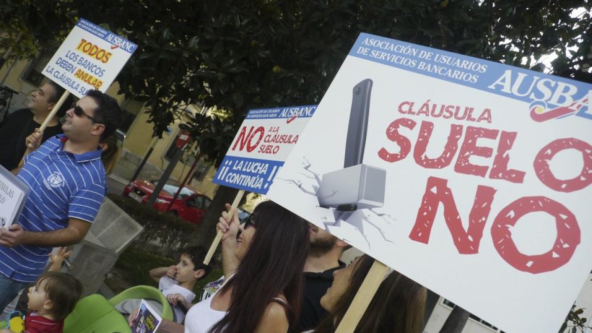 Imagen de archivo de una concetración en contra de la cláusula suelo.-EL MUNDO