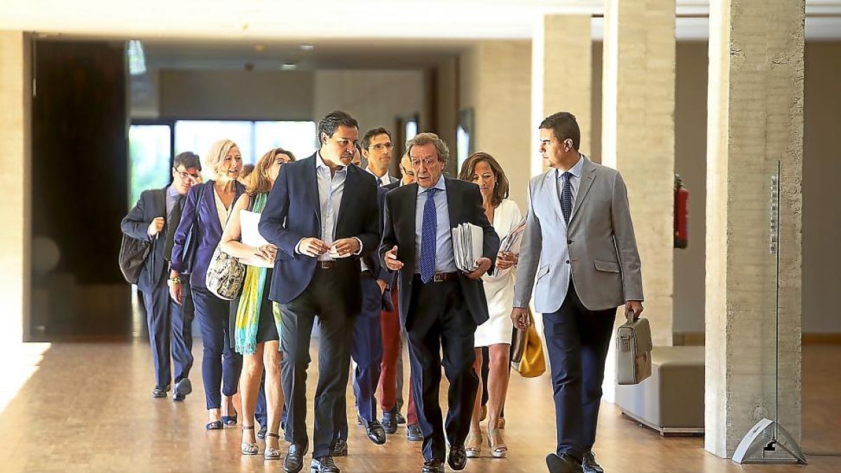 De Santiago-Juárez y su equipo camino de la comparecencia en la Comisión de Presidencia de las Cortes, a petición propia.-ICAL