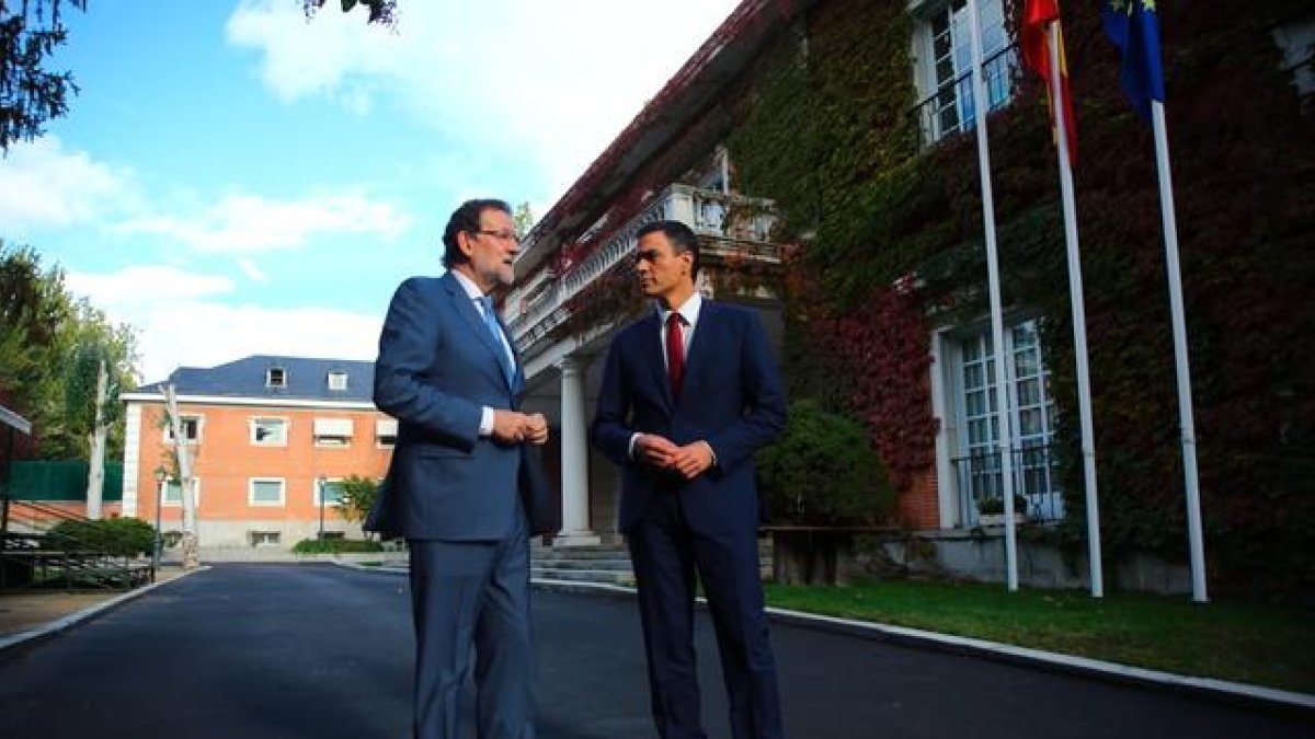 Mariano Rajoy y Pedro Sánchez, este miércoles en la Moncloa.-