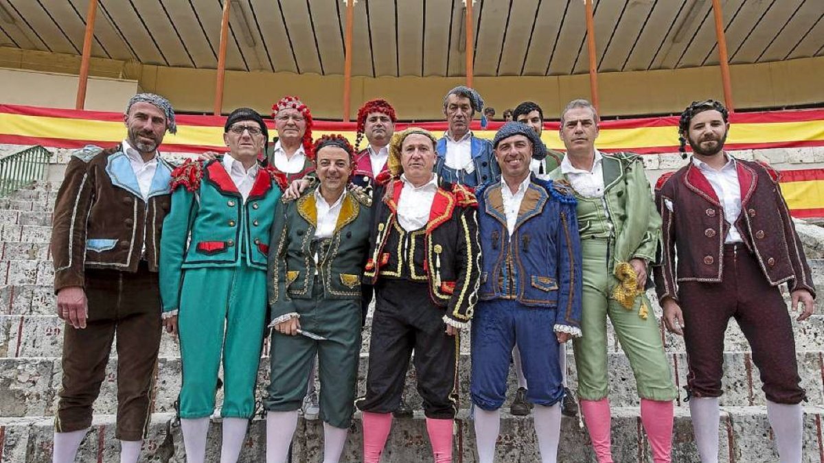 Los empleados de la plaza, trabajadores del callejón y del ruedo, con el atuendo goyesco.-José Salvador.
