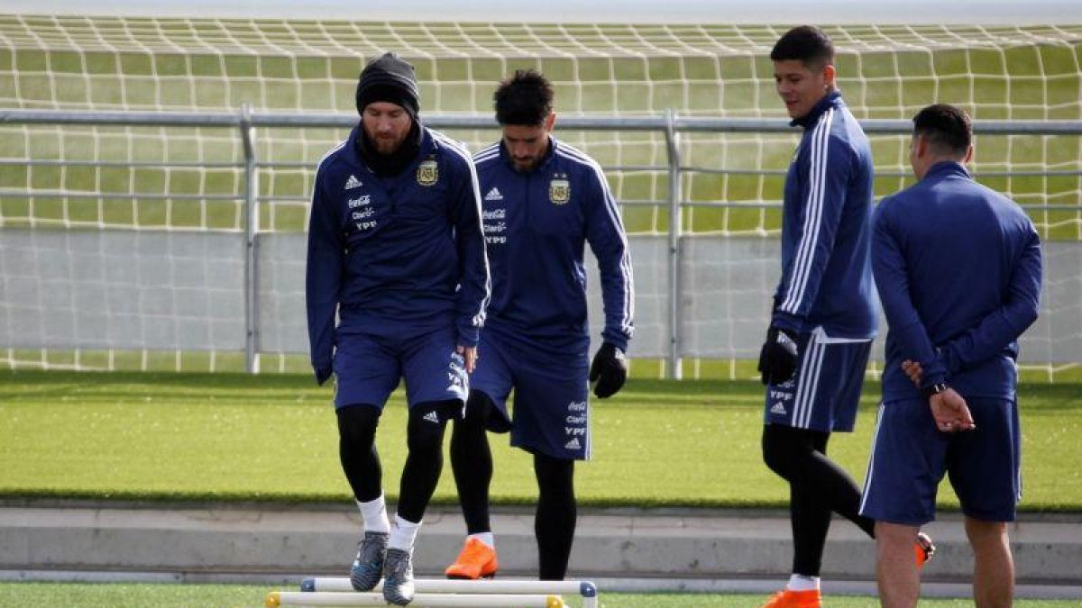 Messi, en el entrenamiento con Argentina.-VÍCTOR LERENA (EFE)