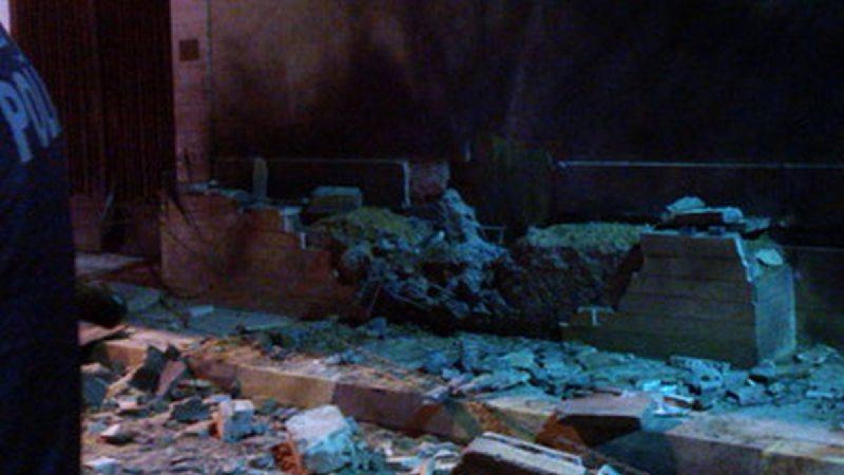 Un artefacto explosivo de mediana potencia ha estallado este martes, de madrugada, en la embajada de España en Trípoli.-Foto: EFE