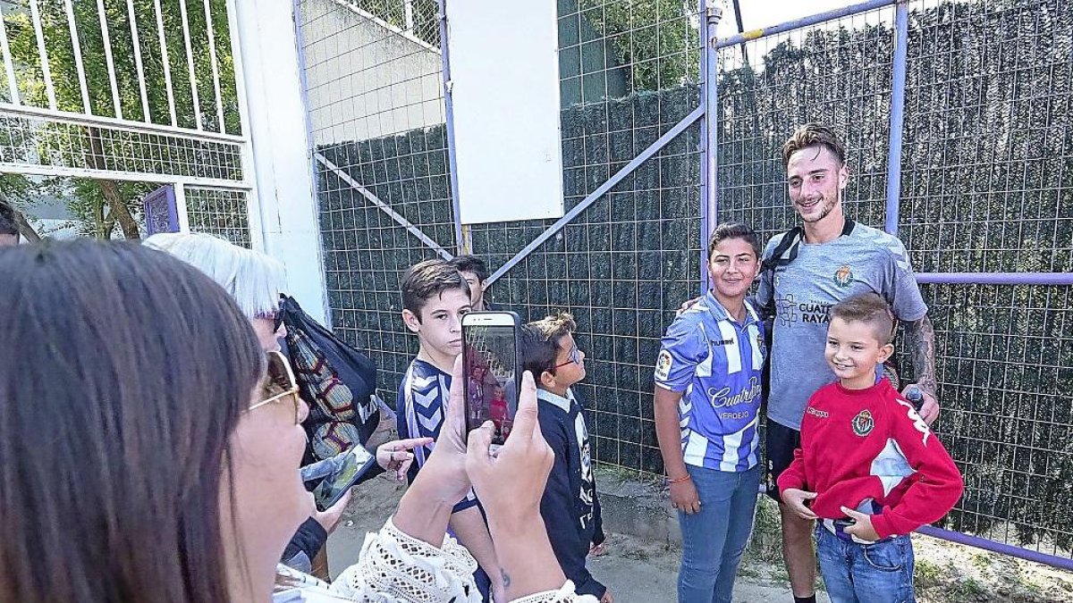 Calero se hace una foto con unos niños tras un entrenamiento.-M.Á. SANTOS