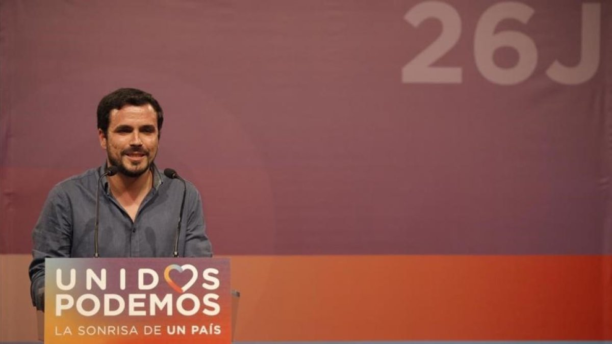 Alberto Garzón, durante su intervención en la noche electoral de Unidos Podemos.-JOSÉ LUIS ROCA
