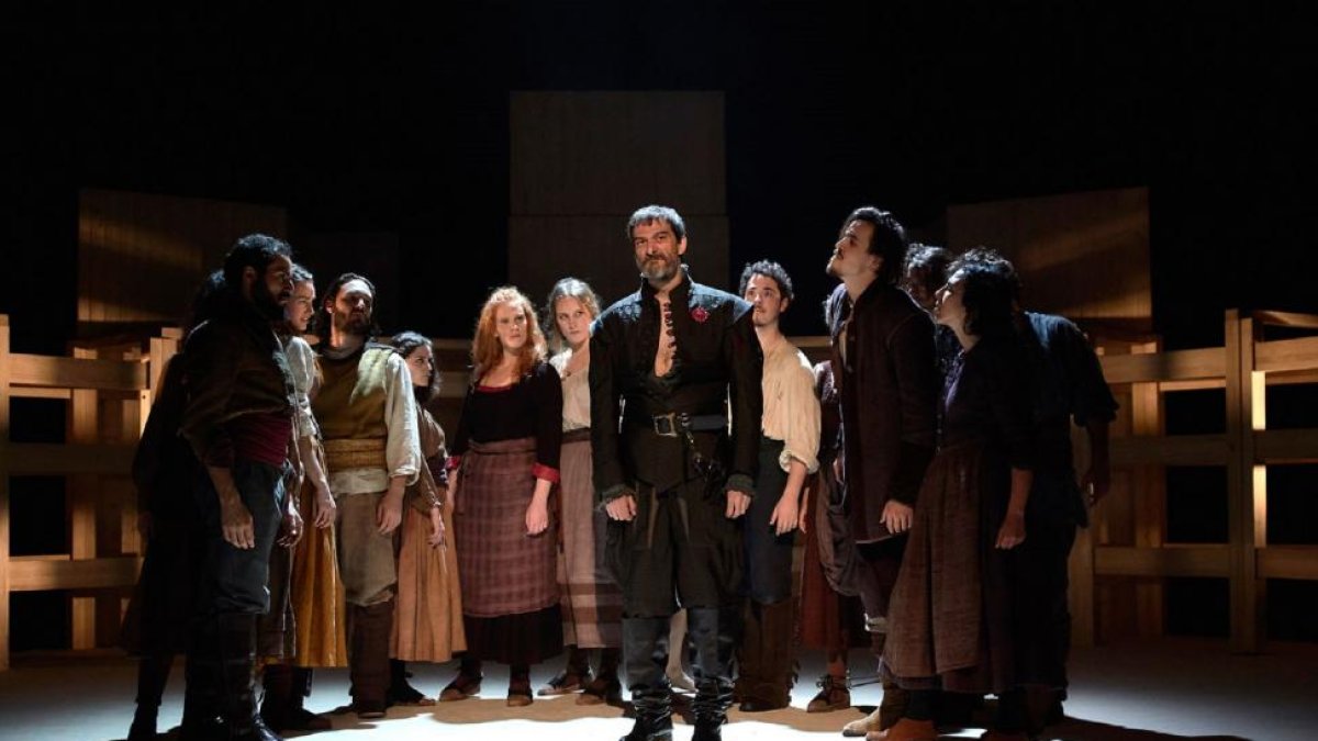 Jacobo Dicenta como el Comendador Fernán Gómez, en el centro de la imagen, en la versión de la Joven Compañía Nacional de Teatro Clásico de ‘Fuente Ovejuna’.-MARCOS G.