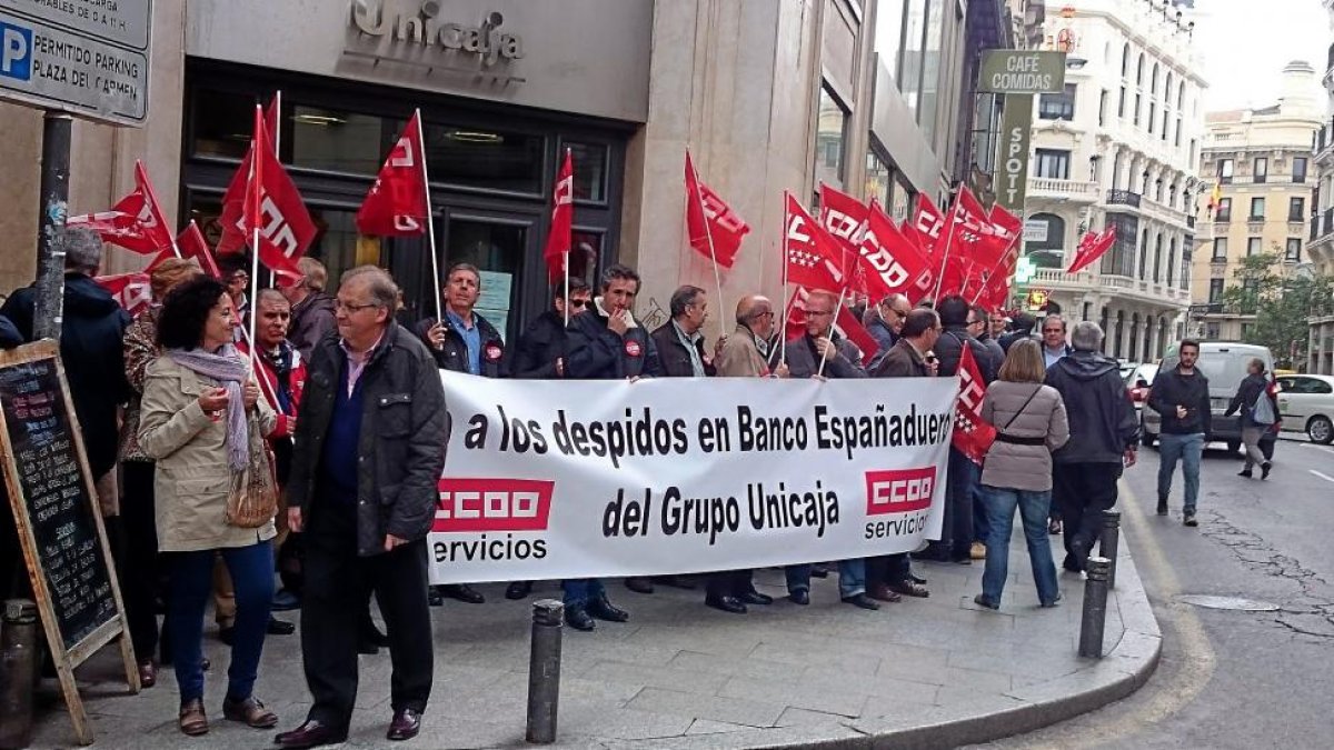 Trabajadores de EspañaDuero concentrados en la sede de Unicaja en Madrid.-E. M.