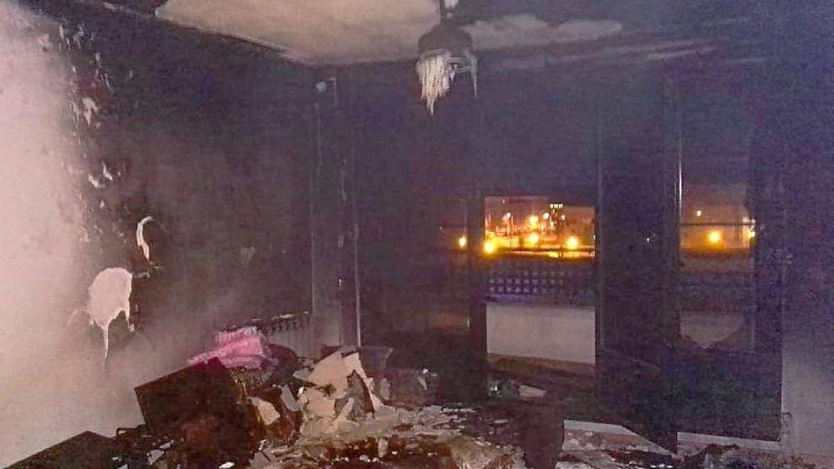 Imagen del salón de la vivienda, dónde se originó el fuego, tras la actuación del equipo de Bomberos de Valladolid .-E.M.