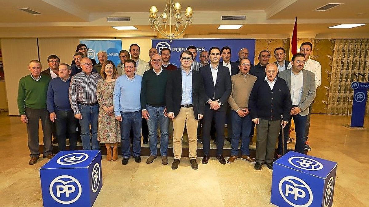 Foto de familia de los 25 candidatos presentados ayer en Medina del Campo junto a Mañueco, en el centro, flanqueado por Carnero y Gómez.-ICAL