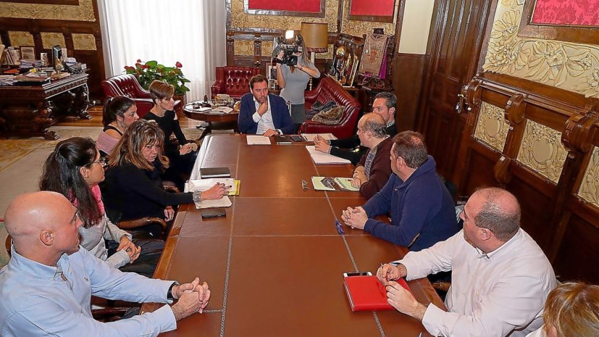 El alcalde, al fondo, con los representantes de la plantilla de Konecta.-E. M.