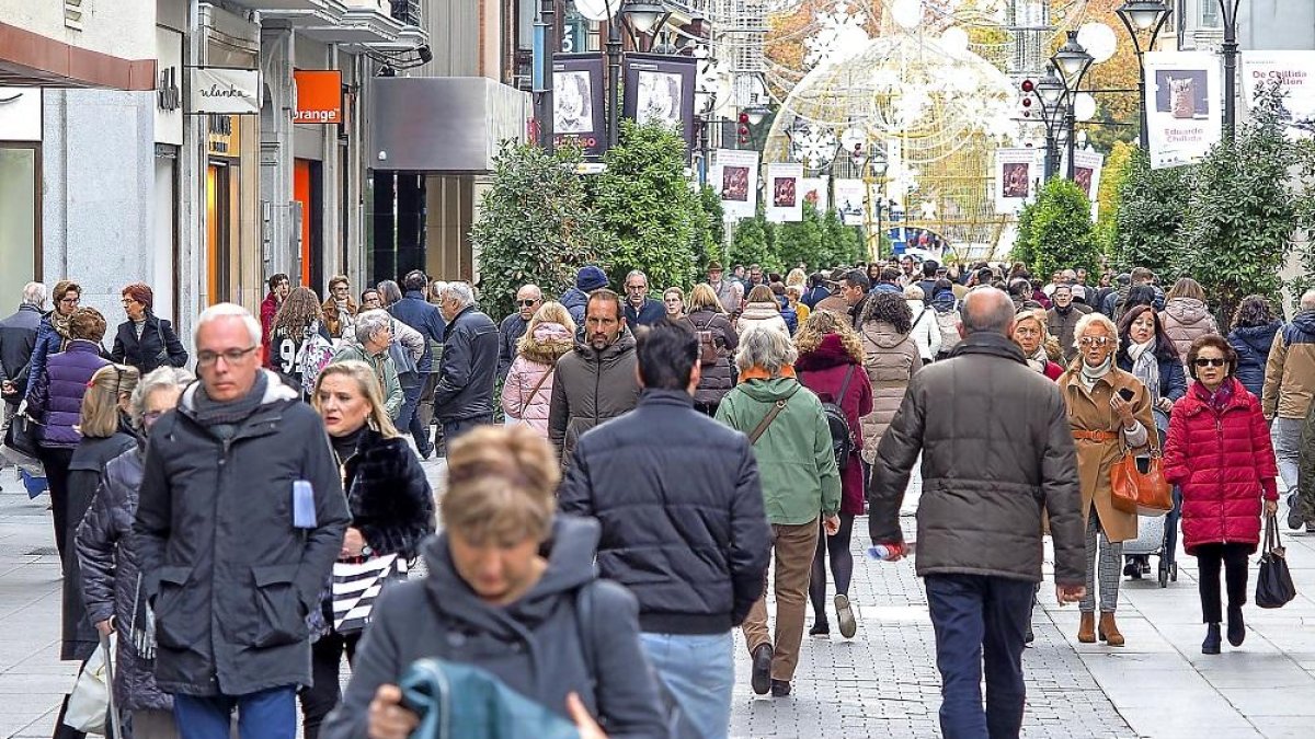 Transeúntes por la calle Santiago, una de las más concurridas de la ciudad.-MIGUEL ÁNGEL SANTOS /PHOTOGENIC