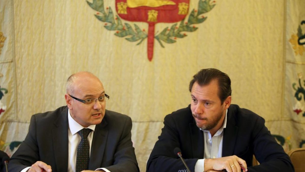 El alcalde de Valladolid, Óscar Puente, y el subdelegado del Gobierno en Valladolid, Luis Antonio Gómez, presiden la reunión de la Junta Local de Seguridad con motivo de la celebración de la Final de la Copa del Rey de Rugby.-ICAL