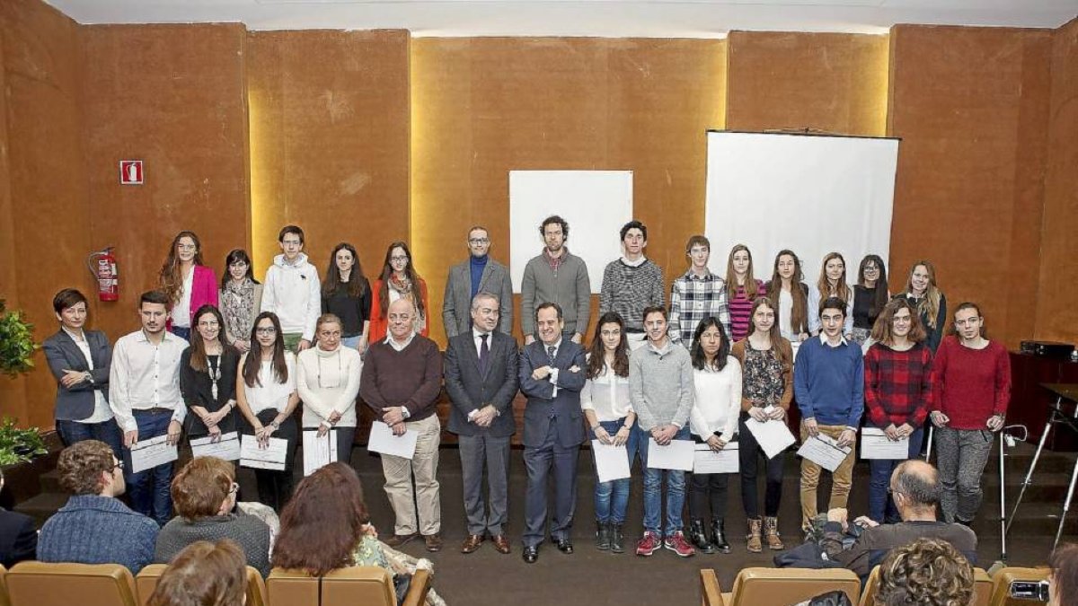 Foto de familia de Agustín Sigüenza y Pablo Trillo con los alumnos premiados por la Consejería de Educación por sus excelentes notas y en reconocimiento a su trabajo-J. C. Castillo