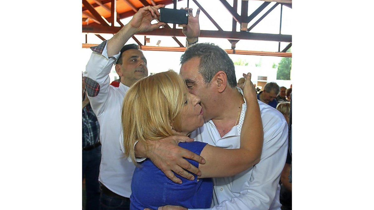Elena Valenciano saluda a Julio Villarrubia.-ICAL