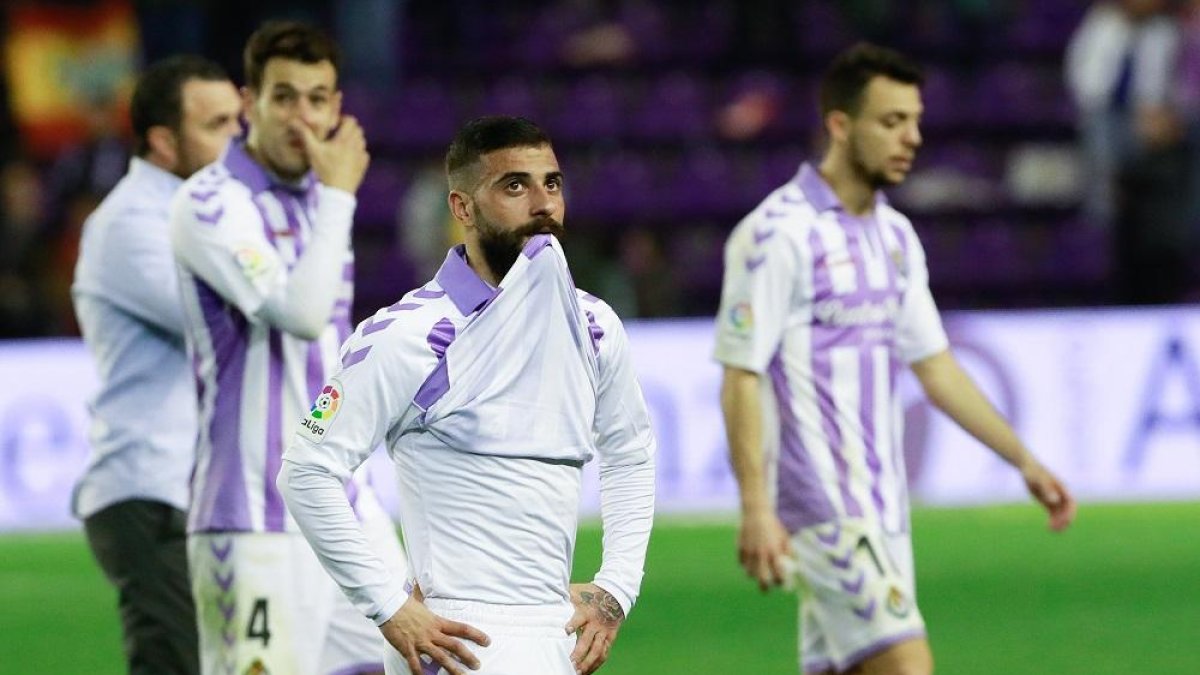 Sergio, Kiko Olivas, Verde y Óscar Plano, cabizbajos tras la derrota frente al Betis.-J. M. LOSTAU