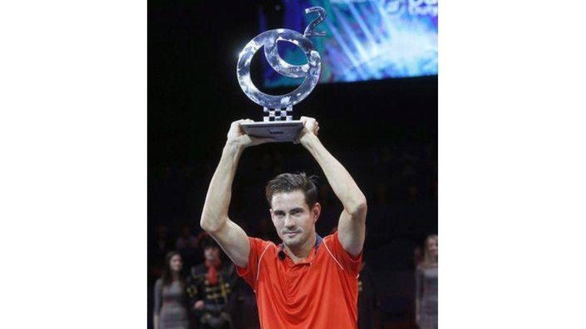 Guillermo García López, con el trofeo del torneo de Zagreb, tras ganar a Andreas Seppi en la final.-Foto: EFE / ANTONIO BAT