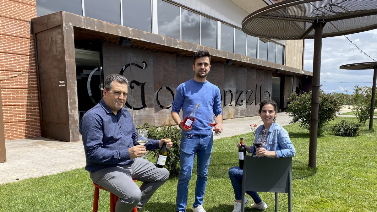 José Manuel Fernández, director gerente de Gordonzello, junto a los enólogos Sonia Casas y Sergio Paniagua, en el exterior de la bodega de Gordoncillo.- E.M.
