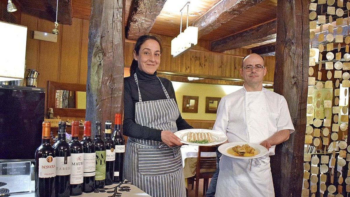 Juan Carlos y Ana, actuales gestores del restaurante 2,39, posan en el comedor que continúa con la misma decoración de la época anterior.-