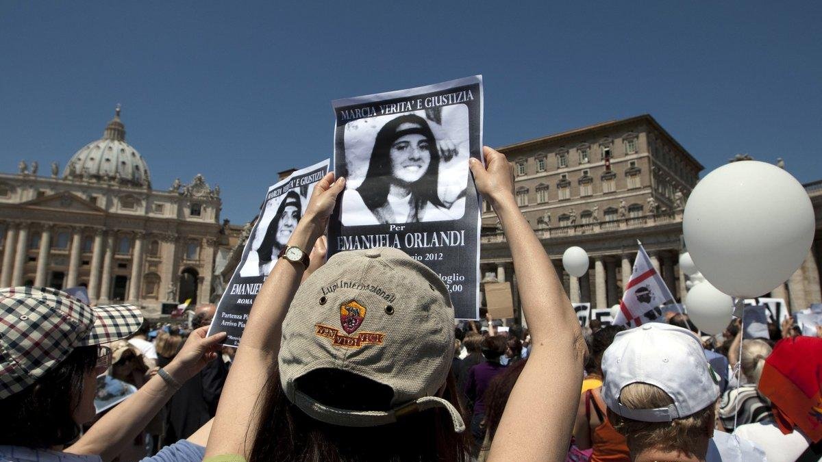 Manifestantes piden explicaciones acerca del paradero de Orlandi en la plaza de San Pedro-Andrew Medichini
