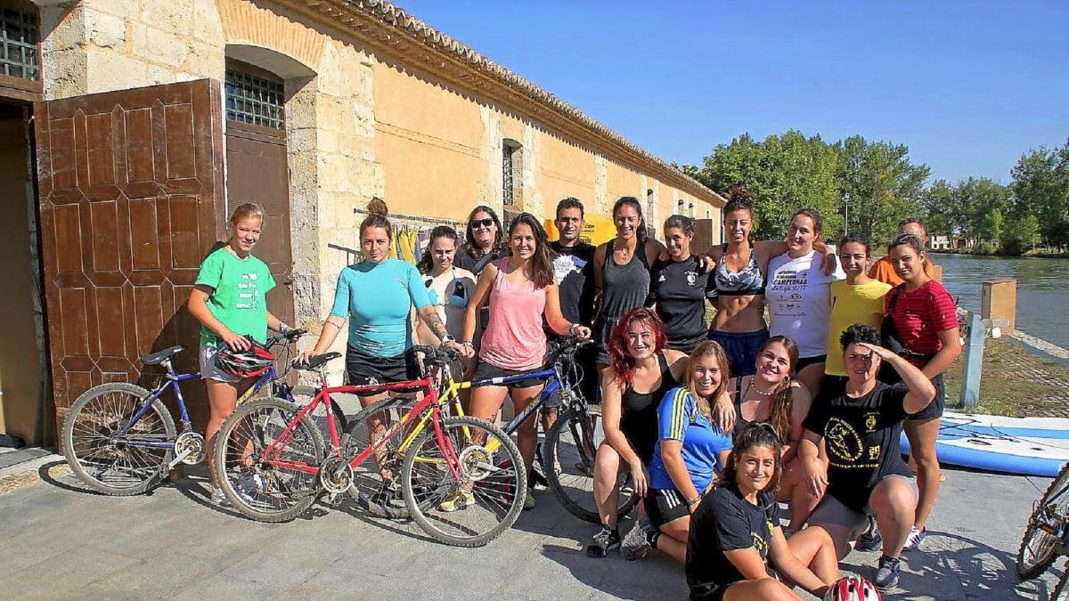 Jugadoras del equipo CREl Salvador posan antes de montar en bici.-EM