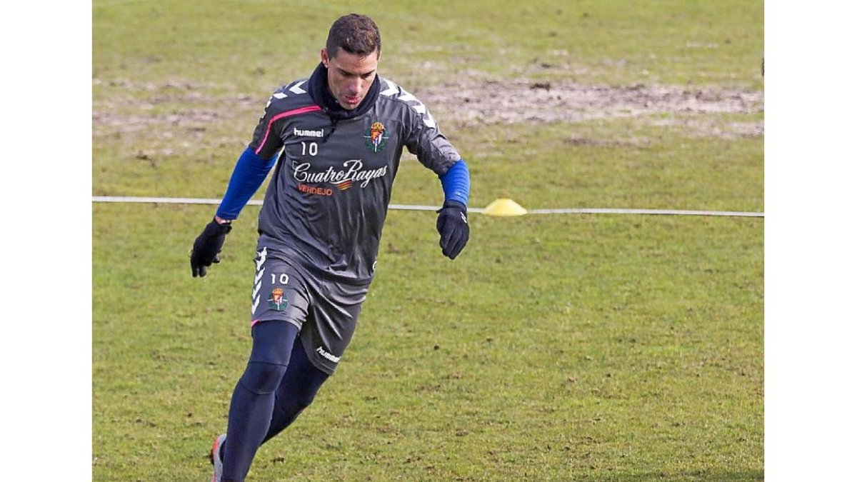 Óscar golpea el balón durante el entrenamiento del martes en los Anexos.-Pablo Requejo
