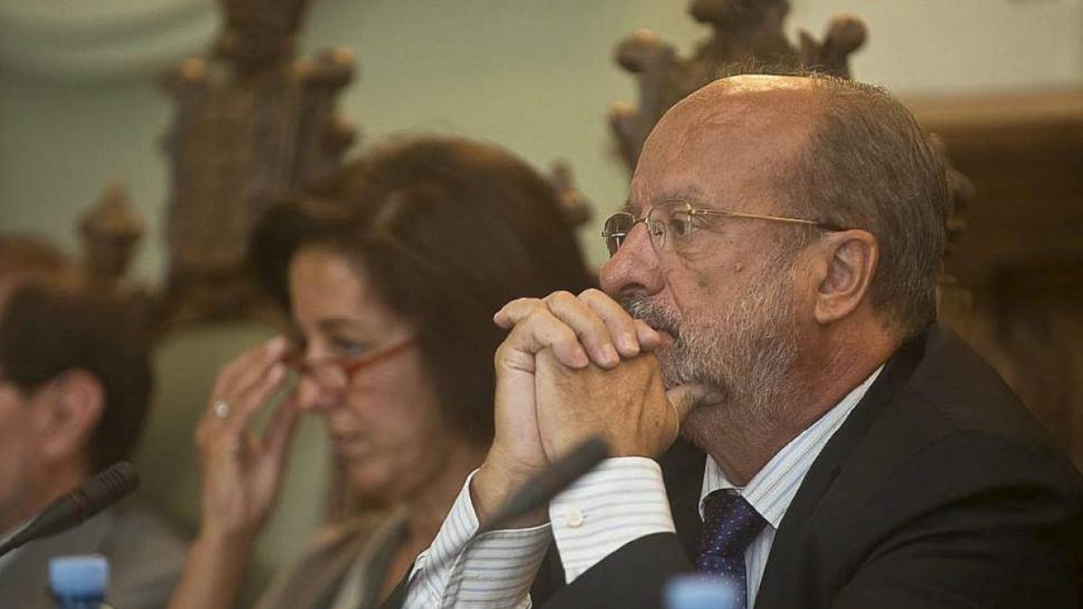 El alcalde de Valladolid, Francisco Javier León de la Riva durante un pleno en el Ayuntamiento-J.M.Lostau