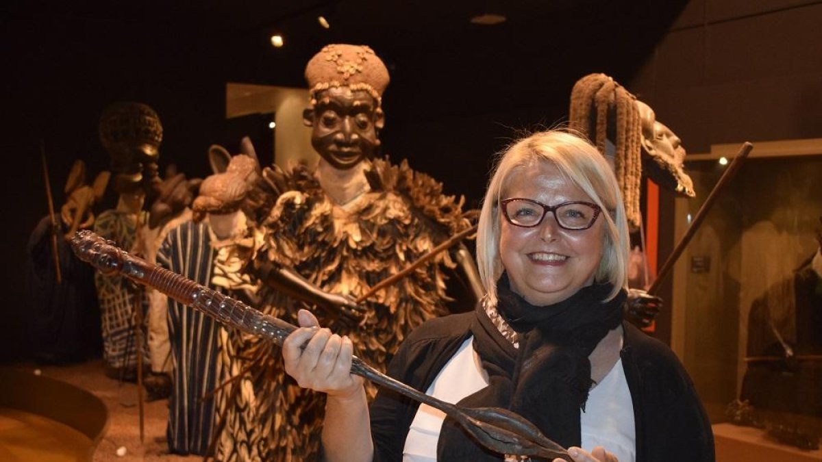 Amelia Aguado con el bastón de mando de Rey de Oku en la Sala San Ambrosio del Museo de Arte Africano Arellano Alonso ubicado en el Palacio de Santa Cruz, en dependencias de la Universidad de Valladolid.-