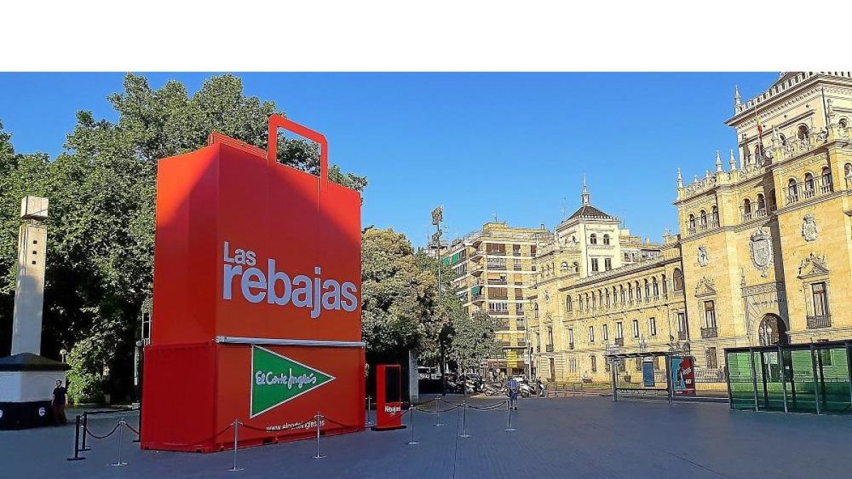 La bolsa gigante de las rebajas instalada en la plaza Zorrilla.-E.M.