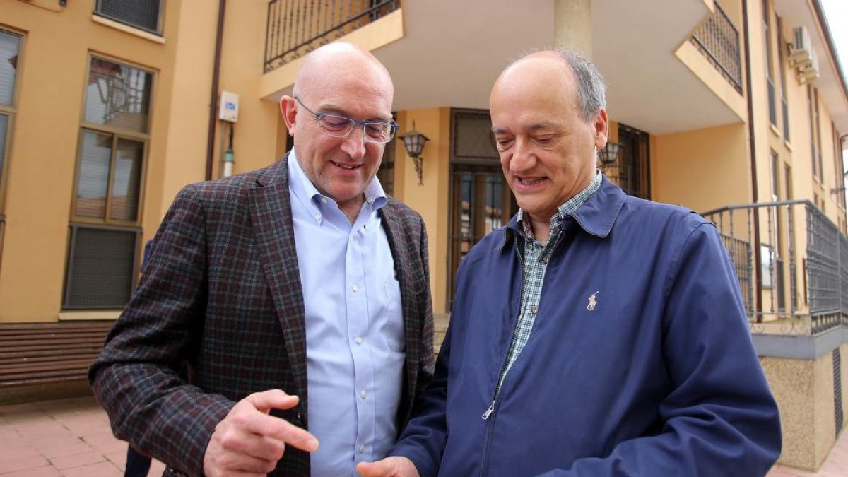 El presidente de la Diputación de Valladolid, Jesús Julio Carnero, junto al escritor vallisoletano Gustavo Martín Garzo en la presentación de la reedición de su obra 'Los viajes de la cigüeña'-ICAL