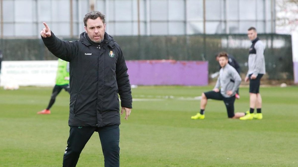 Sergio hace una indicación durante un entrenamiento de esta semana con Keko, rodilla en tierra, y Guardiola al fondo.-J.M. LOSTAU