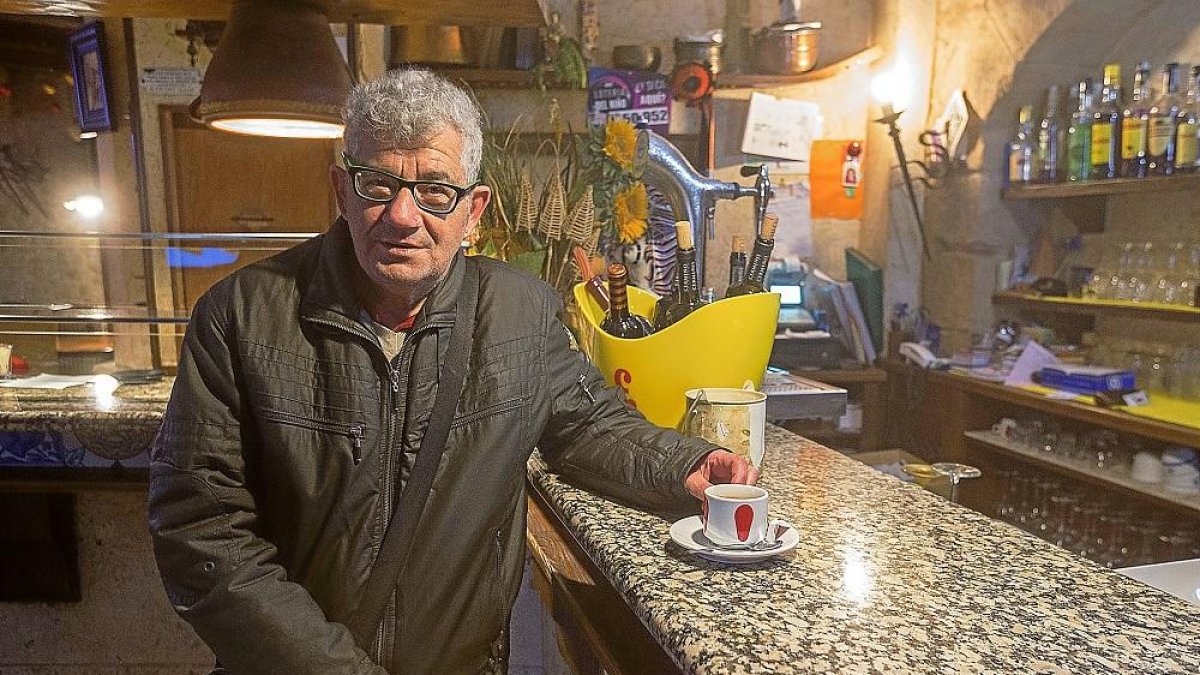 Leandro Santana, residente en Alaejos (Valladolid), participa en el proyecto “ConVive”, para acompañar en Navidad a personas mayores solas.-ICAL