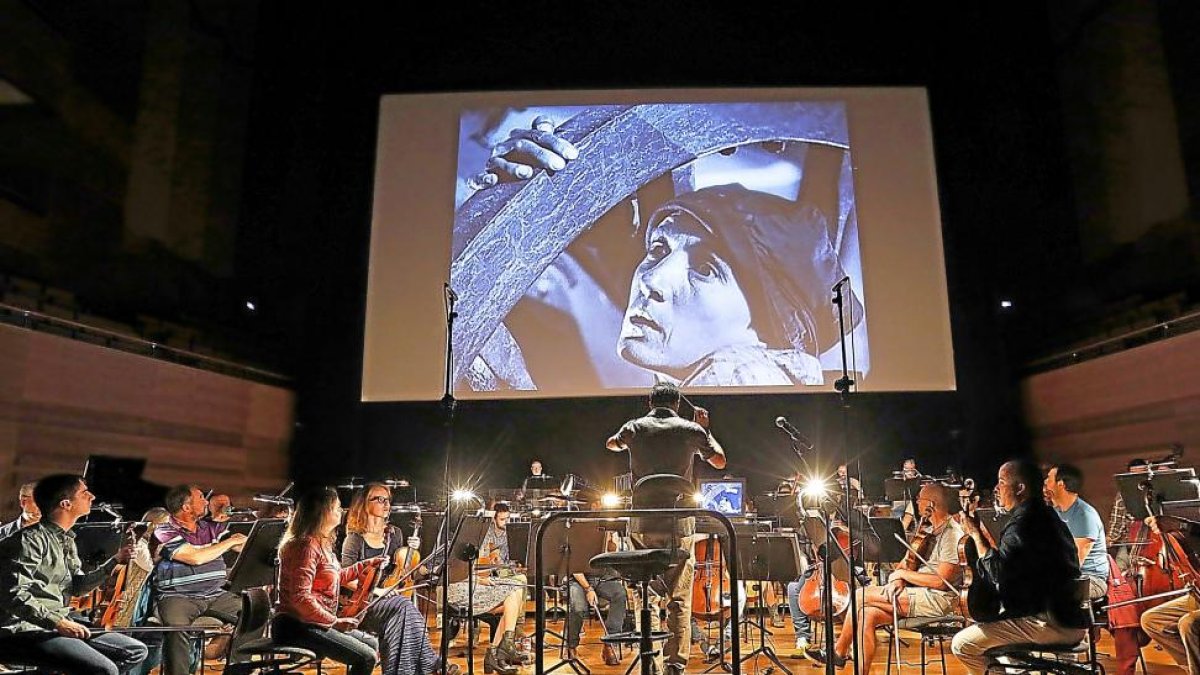 La OSCyL, ayer en el Auditorio, durante los ensayos para la proyección de ‘Novvy Vavilon’.-J. M. LOSTAU
