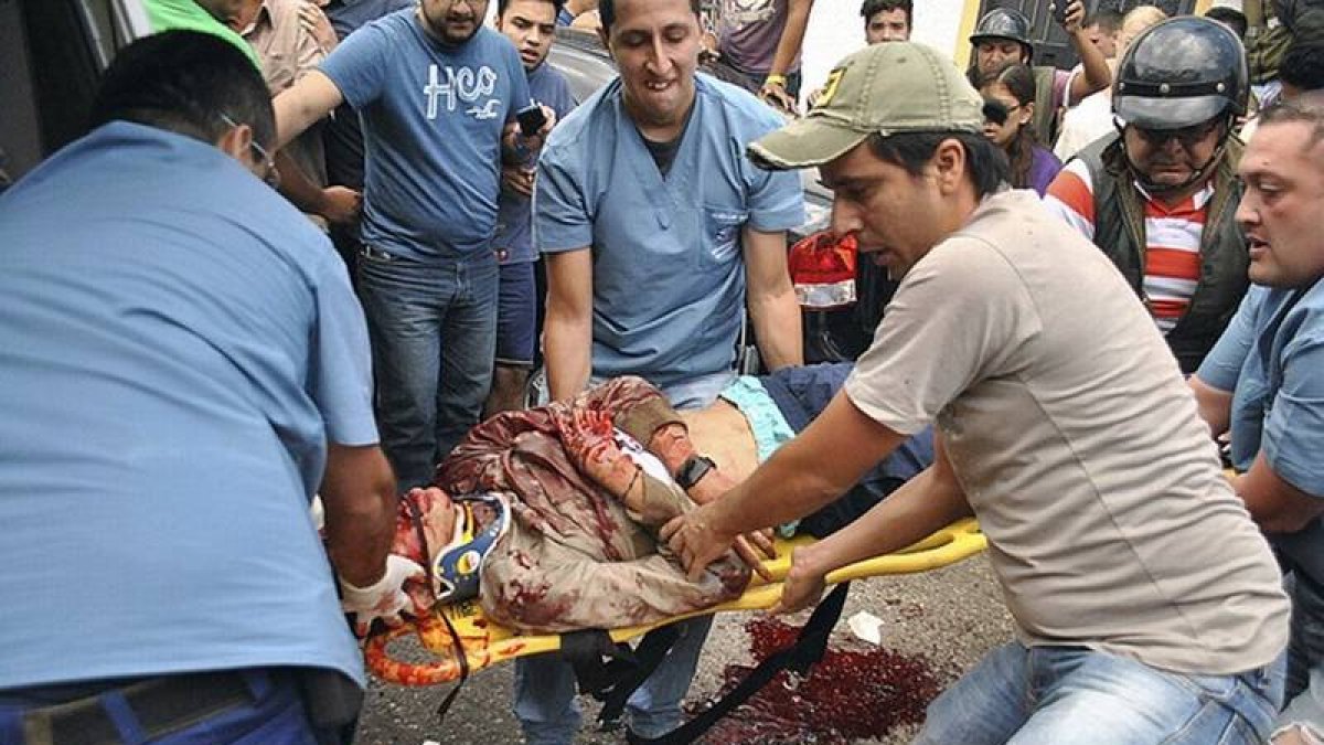 Los servicios de emergencia trasladan el cuerpo del joven Kluiver Roa, este martes en San Cristóbal.-Foto: REUTERS
