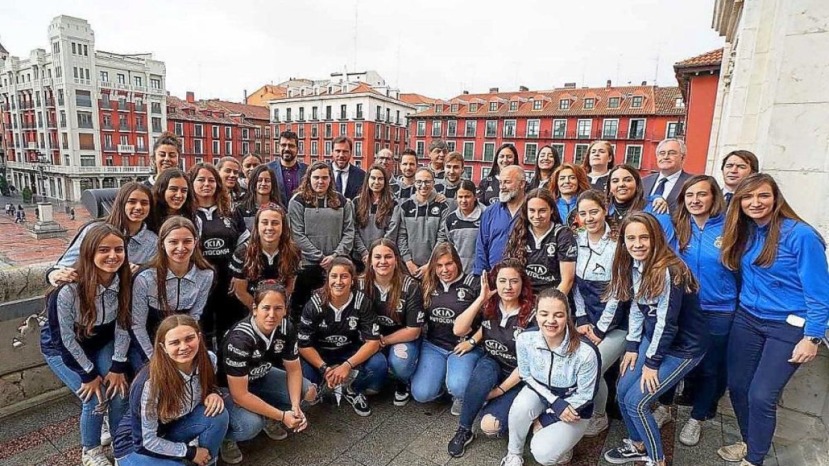 Jugadoras, técnicos y directivos de Autoconsa, Parquesol, Fabio Nelli y Real Sociedad Hípica posan junto a Puente y Bustos en el Ayuntamiento.-EM