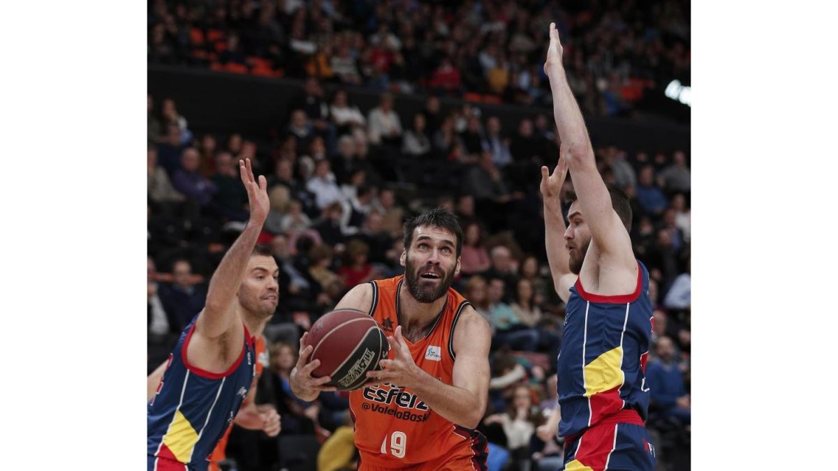 El ‘vallisoletano’ Fernando San Emeterio penetra entre dos jugadores del Morabanc Andorra.-ACB PHOTO