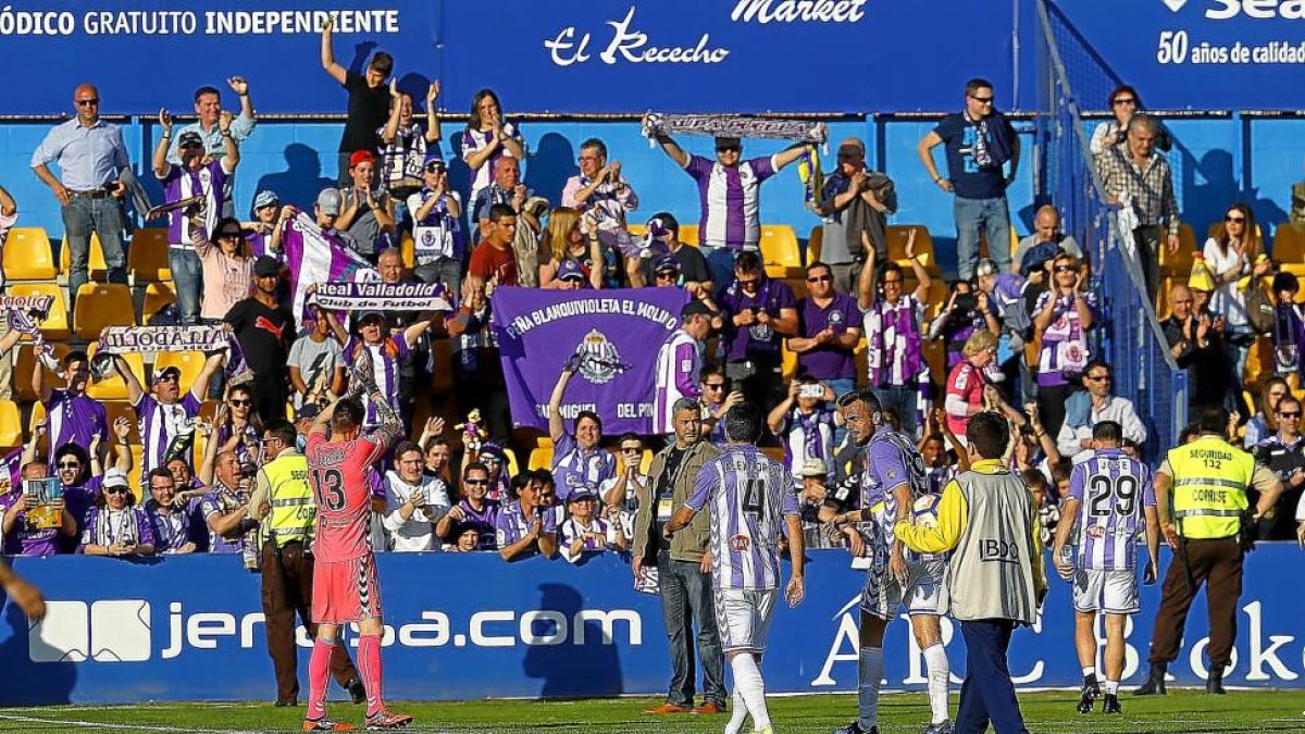 Los jugadores del Valladolid agradecen el apoyo a los aficionados que viajaron a Alcorcón.-ARABA PRESS