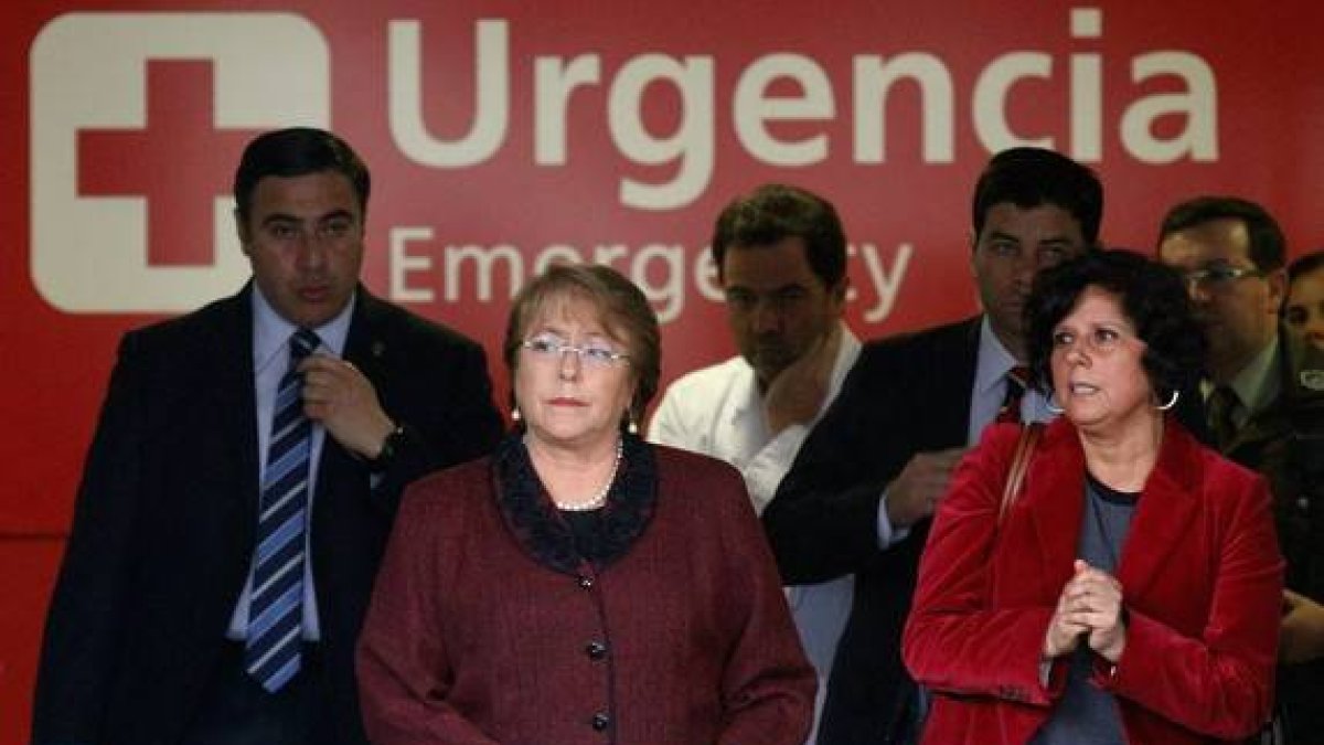 La presidenta chilena, Michelle Bachelet, centro, a su salida de una clínica, el lunes, tras visitar a tres de las personas heridas en el atentado de Santiago de Chile.-Foto: EFE / SEBASTIÁN SILVA