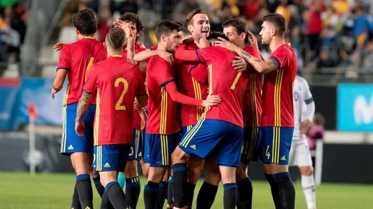 La selección celebra el gol de Fabián.-EFE