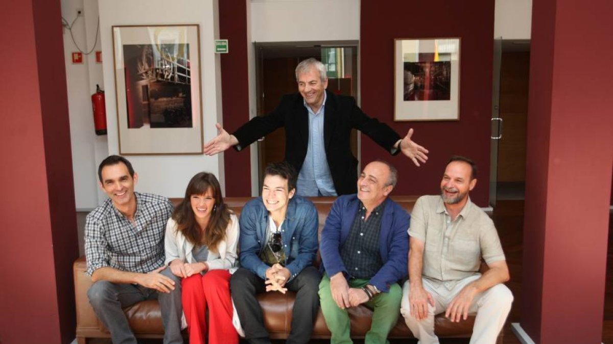 ) El director de escena Juan Carlos Rubio; la actriz Susana Abaitua; el actor Carlos Serrano-Clark; y los actores Enric Benavent y Ramón Ibarra, conducidos por el director de Arequipa Producciones, Carlos Sobera (C)-Ical