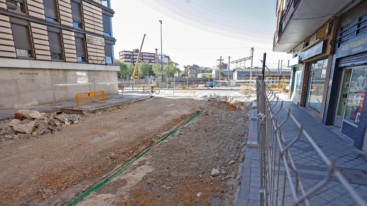 Obras en la calle Panaderos en el cruce con la vía. | J. M. LOSTAU