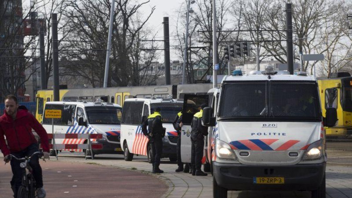 La policía investiga sobre el tiroteo en Utrecht.-AP