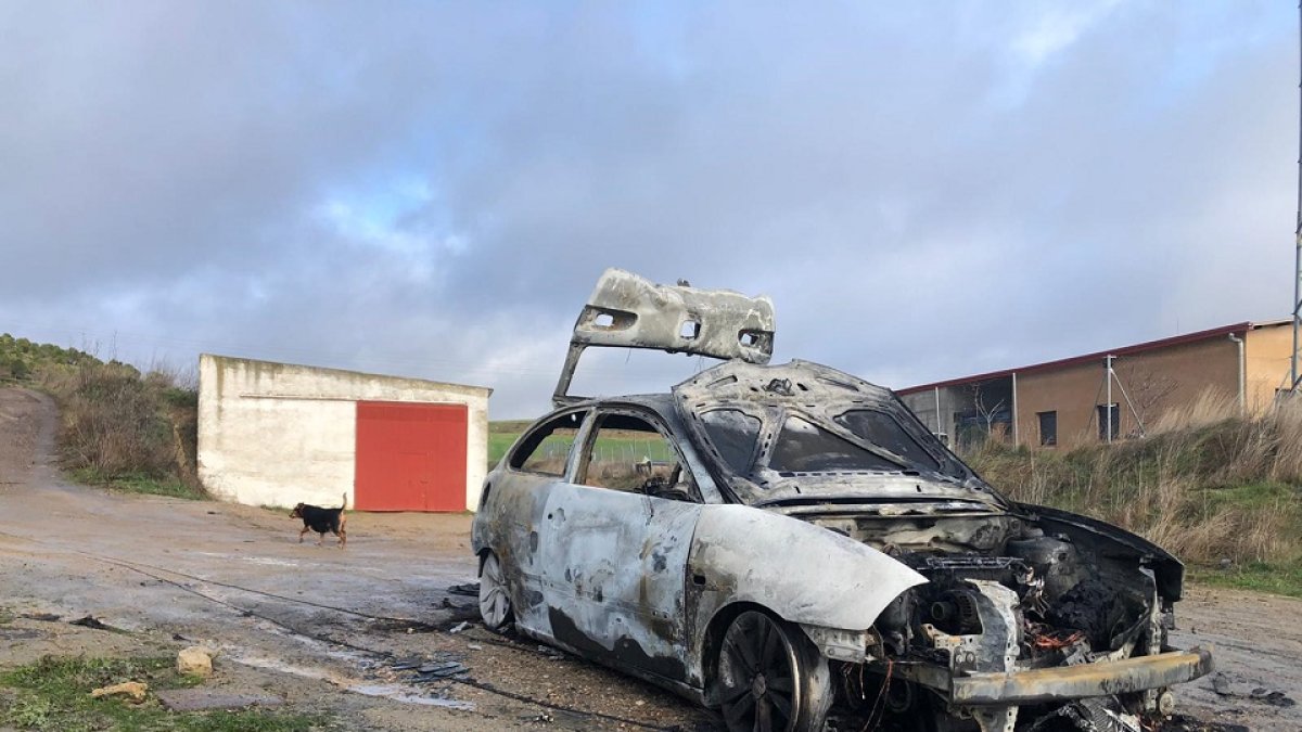Vehículo incendiado en Simancas.- E.M.