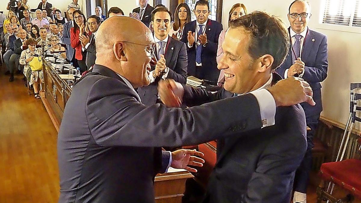 Jesús Julio Carnero y Conrado Íscar se abrazan instantes después de la toma de posesión del alcalde de Matapozulos como presidente de la Diputación de Valladolid.-MIGUEL Á. SANTOS / PHOTOGENIC