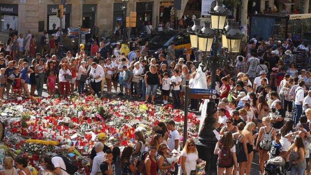 Homenaje a las víctimas del atentado de Barcelona, en las Ramblas.-ARCHIVO / JOAN PUIG