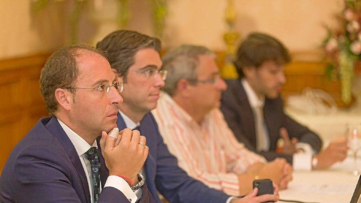 eunión de Hoteles de Valladolid con el presidente, Francisco de Frutos, (izda.), y el presidente de Federaciones Deportivas, Gerardo García (segundo dcha.)-P. Requejo