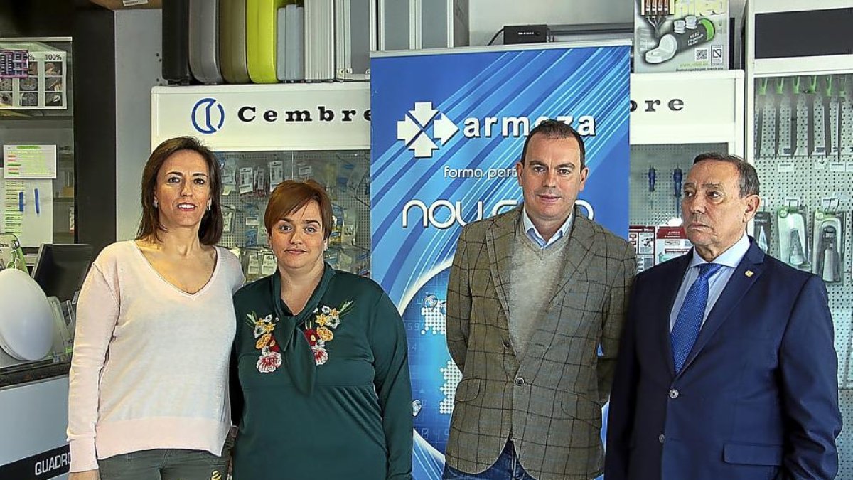 José Antonio Requejo, a la derecha, junto a sus hijos Raquel, Marta y Francisco.-J. L. C.