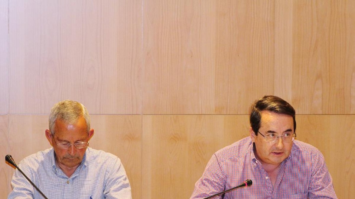 El alcalde de Laguna, Román Rodríguez, y el teniente de alcalde, Juan José Tomás-Biosca, durante un pleno.-LAGUNA AL DÍA