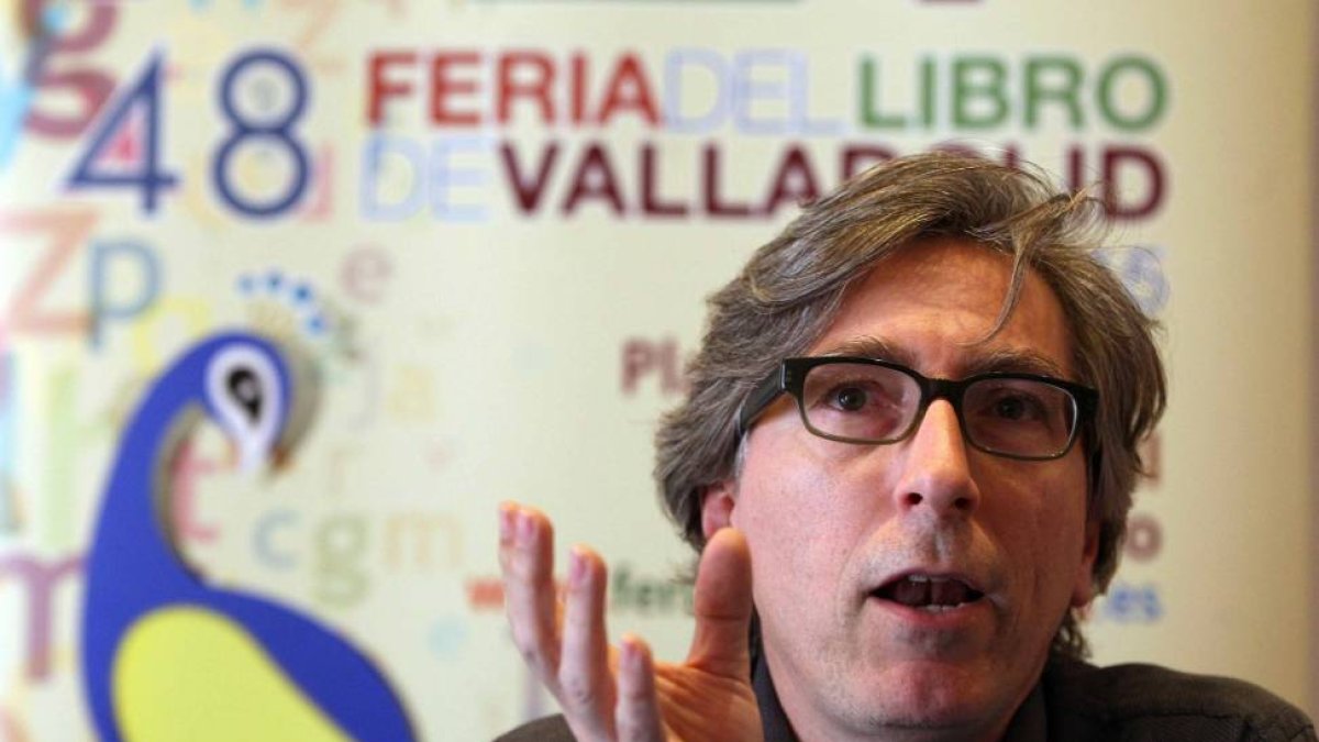 El cineasta y escritor David Trueba en rueda de prensa, antes de su encuentro literario-Ical