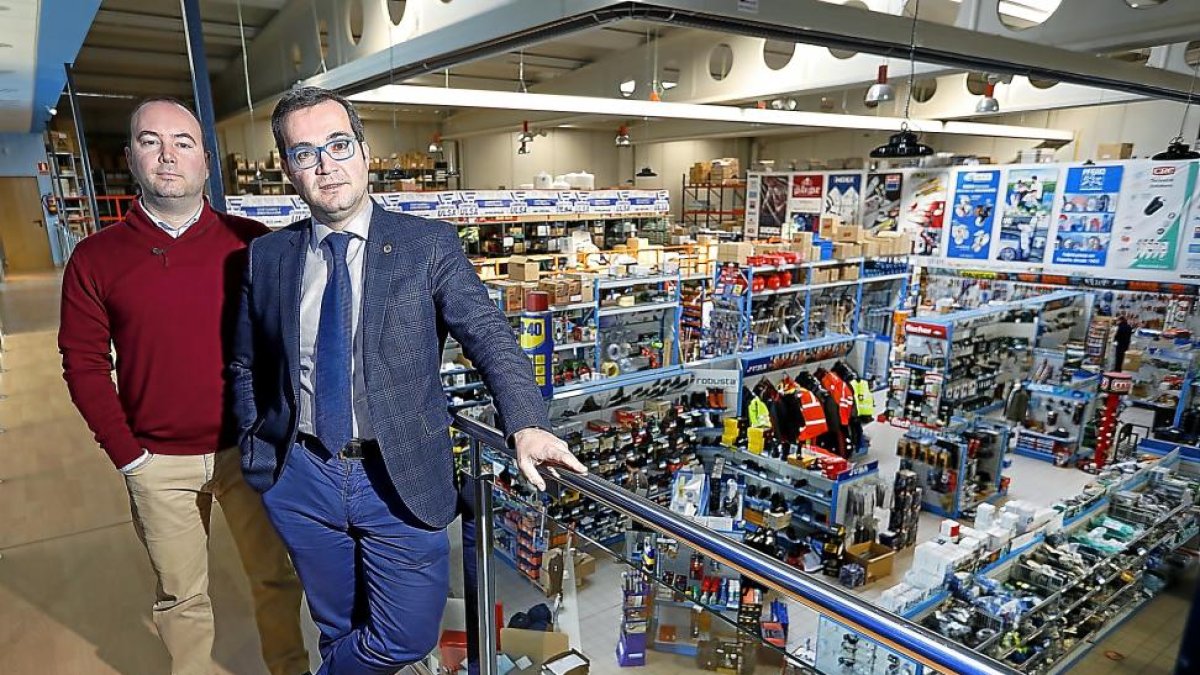 Ignacio Gómez Salamanca y su hermano Javier muestran las instalaciones que Comercial Ulsa tiene en el Polígono de San Cristóbal, en Valladolid.-J. M. LOSTAU