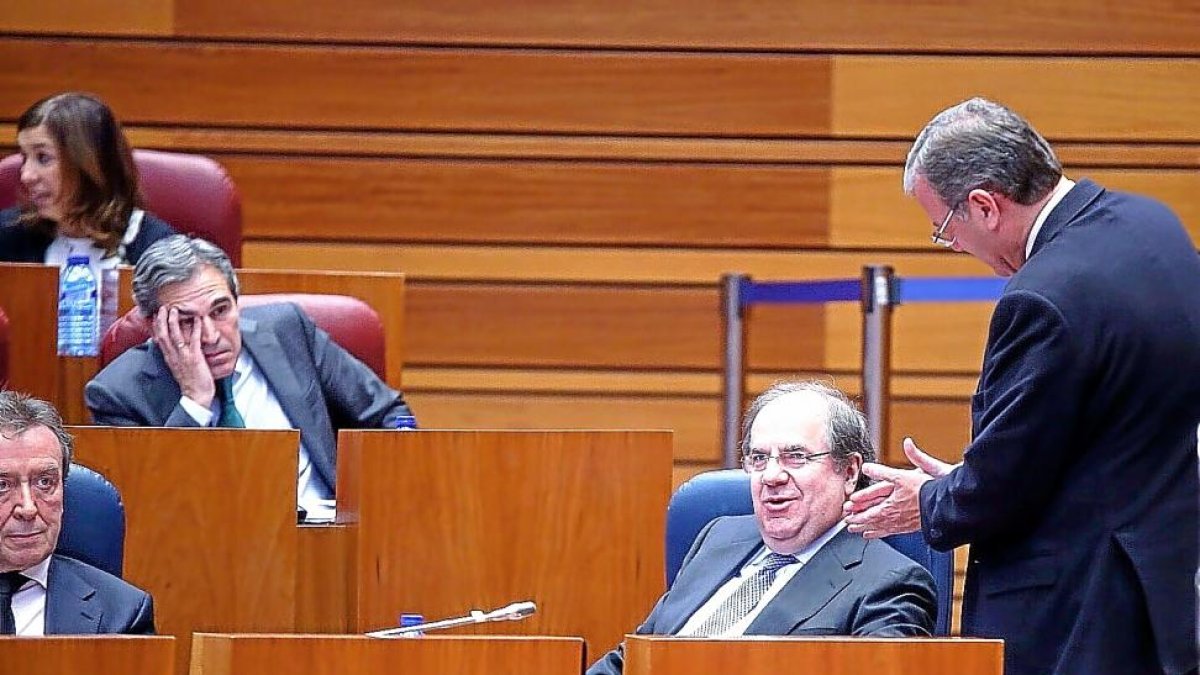 Juan José Sanz Vitorio observa a Juan Vicente Herrera y Antonio Silván, en un momento del pleno.-ICAL