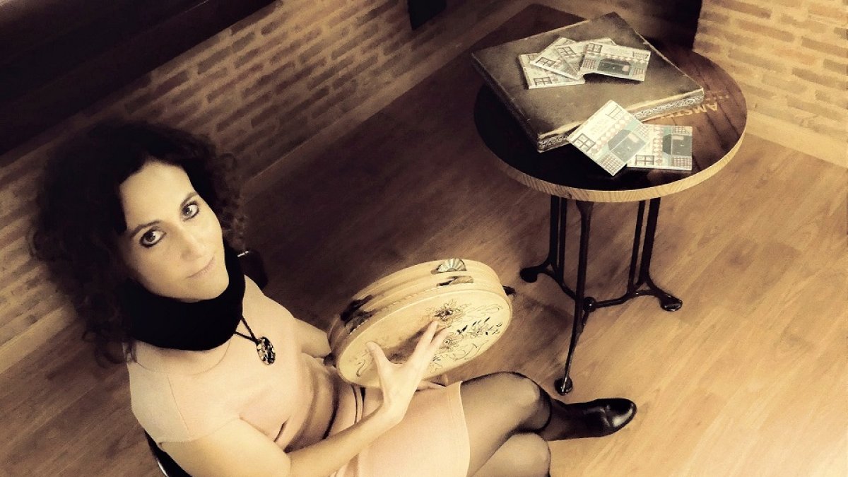 LA REINA DE LA PERCUSIÓN. Es capaz de hacer música con cualquier objeto. En este confinamiento la hemos visto hasta con una criba con garbanzos y unas cucharas. «Esto es normal, lo raro es tocar un violín», asegura.- JUAN CARLOS GONZÁLEZ